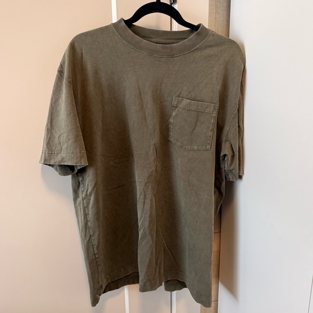 Hollister Men's Khaki Short Sleeve Pocket Tee